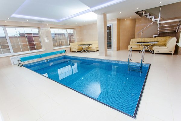 How can you create a poolside gym in a UK home?